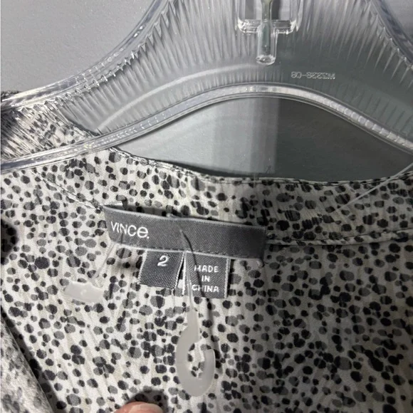 Vince Speckled Print 100% Silk Romper Women’s Size 2 - Picture 5 of 5